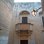 Ruelle, Ir-Rabat - capitale de l'île de Gozo.פנס בודד בקצה סמטה